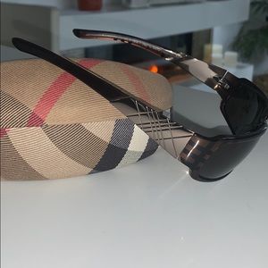 Burberry Sunglasses w. Case.
